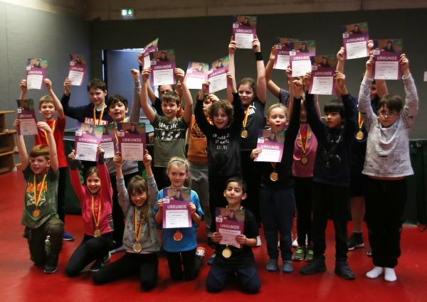 Die erfolgreichen Teilnehmerinnen und Teilnehmer mit ihren Medaillen und Urkunden.